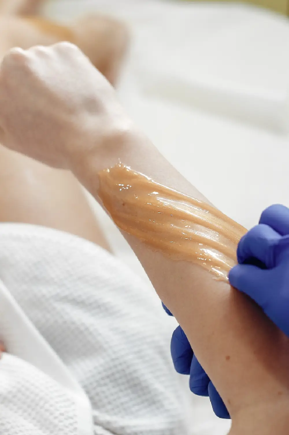 beautiful-young-girl-beauty-salon (1) Benefits of waxing